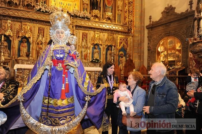 Los niños pasan por el manto de la Fuensanta