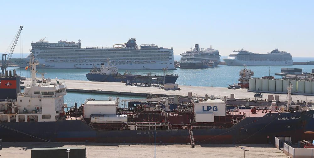 Los turistas, llegados en tres cruceros, visitan la ciudad en plena Semana Santa