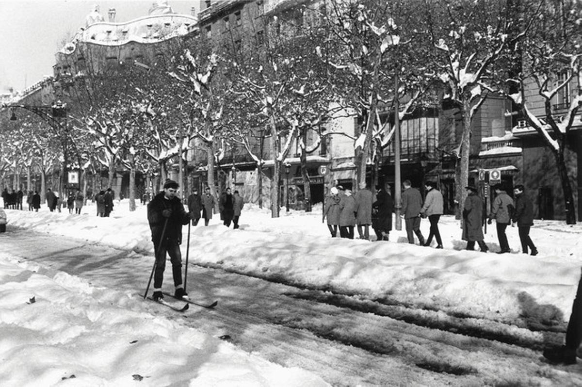 El passeig de Gràcia es va convertir en una improvisada pista d’esquí.