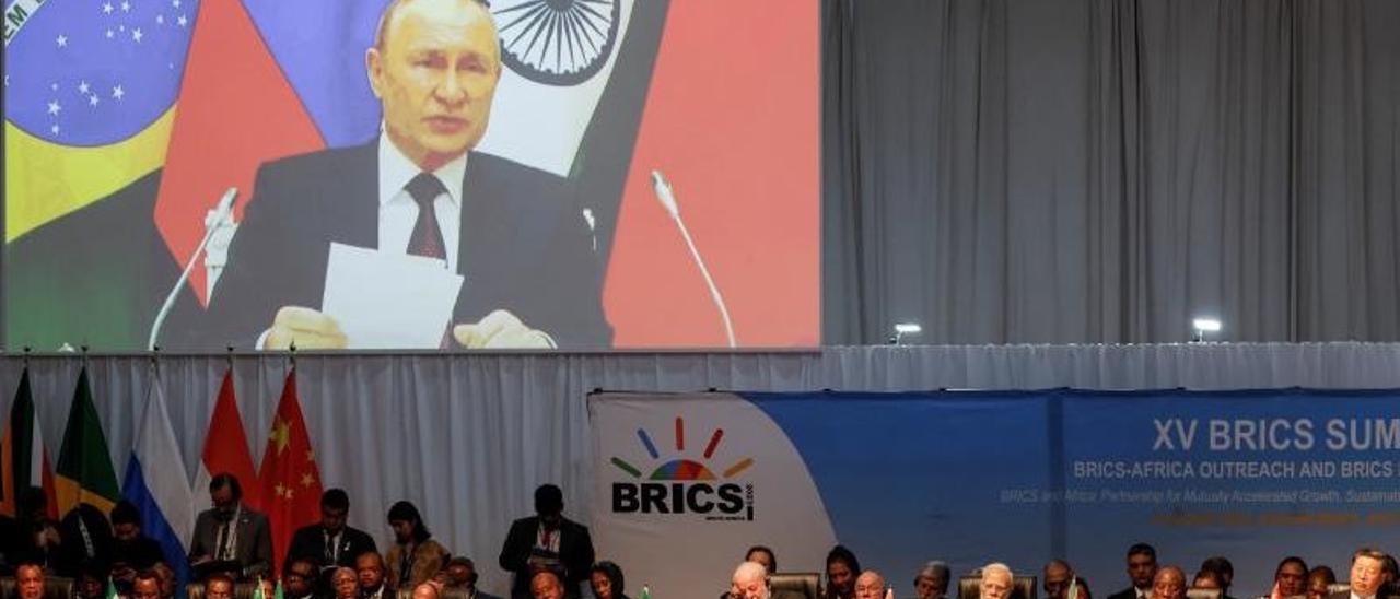 Una pantalla muestra la intervención telemática de Putin durante la cumbre de los BRICS en Johannesburgo, el 24 de agosto de 2023.