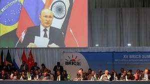 Una pantalla muestra la intervención telemática de Putin durante la cumbre de los BRICS en Johannesburgo, el 24 de agosto de 2023. 