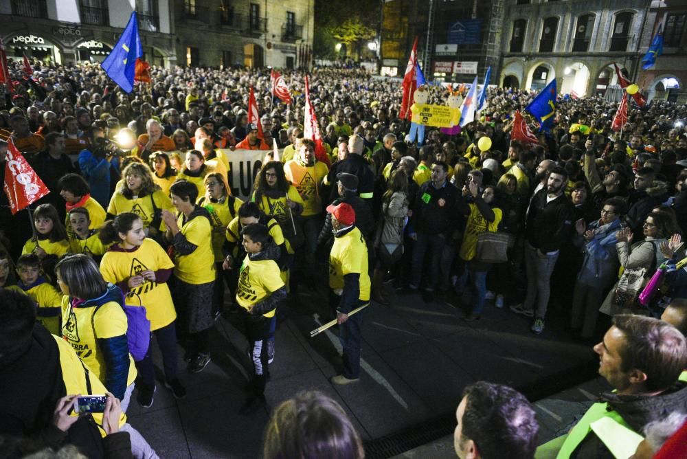 Multitudinaria marcha de "Alcoa no se cierra" en Avilés