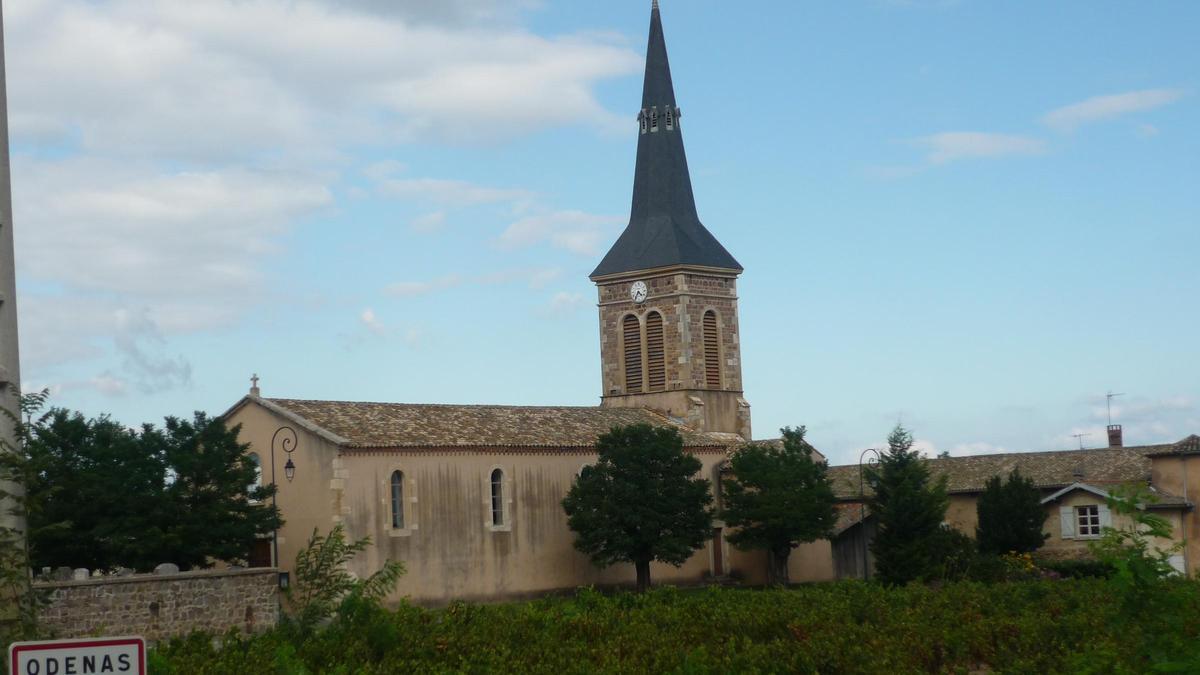 Vista de l'església d'Odenas, la població agermanada amb Òdena