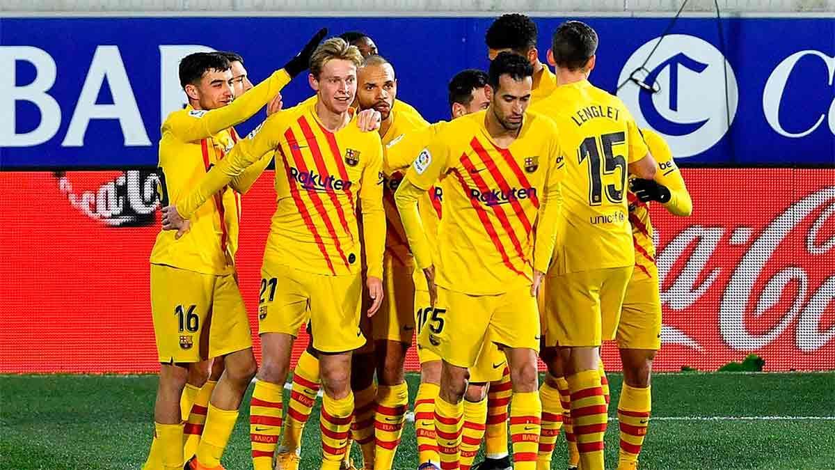 Los jugadores del Barça celebran el gol de De Jong al Huesca