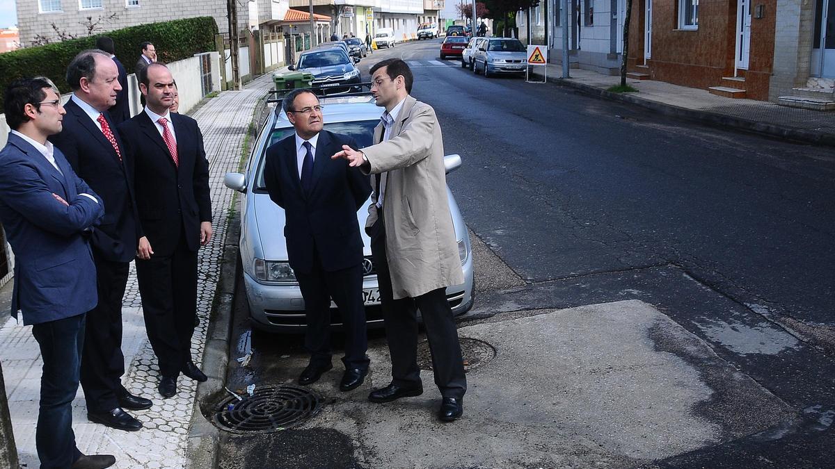 La visita del delegado del Gobierno, Antón Louro, a Bueu. De izquierda a derecha: el concejal José Castro, Antón Louro, el alcalde Félix Juncal, y el subdelegado del Gobierno, Delfín Fernández, junto  a un técnico.