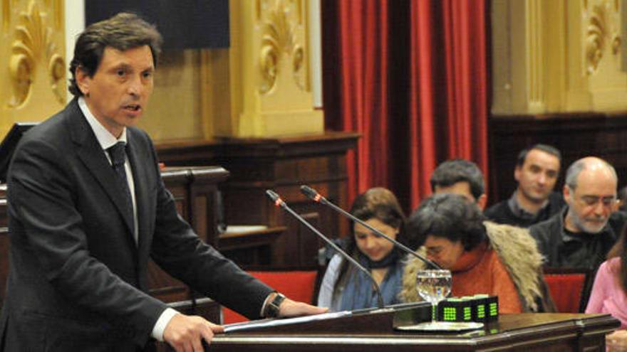 El alcalde Mateu Isern durante su comparecencia en el Parlament.