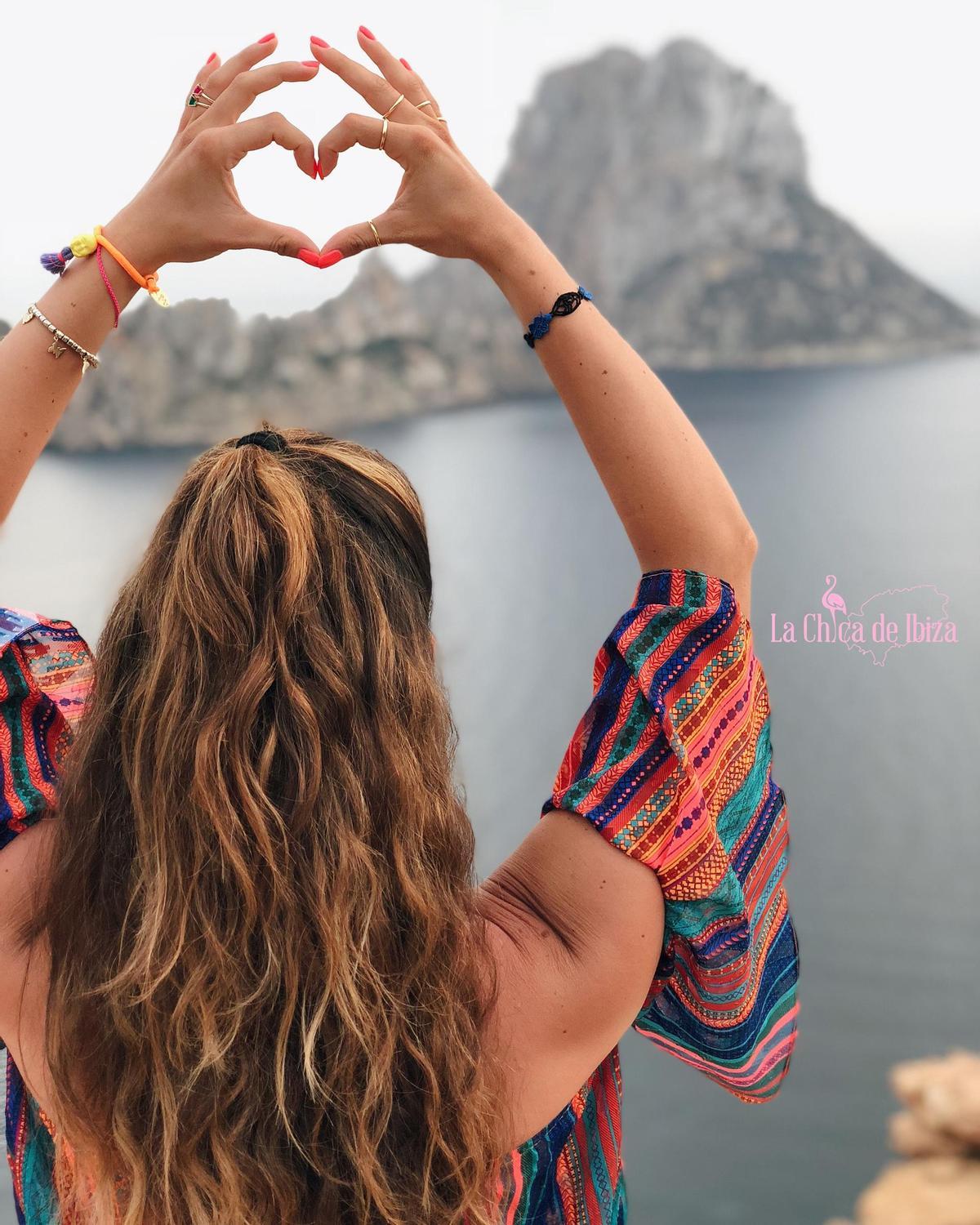Ilaria Iozzi, más conocida como La chica de Ibiza, en el mirador de es Vedrà.