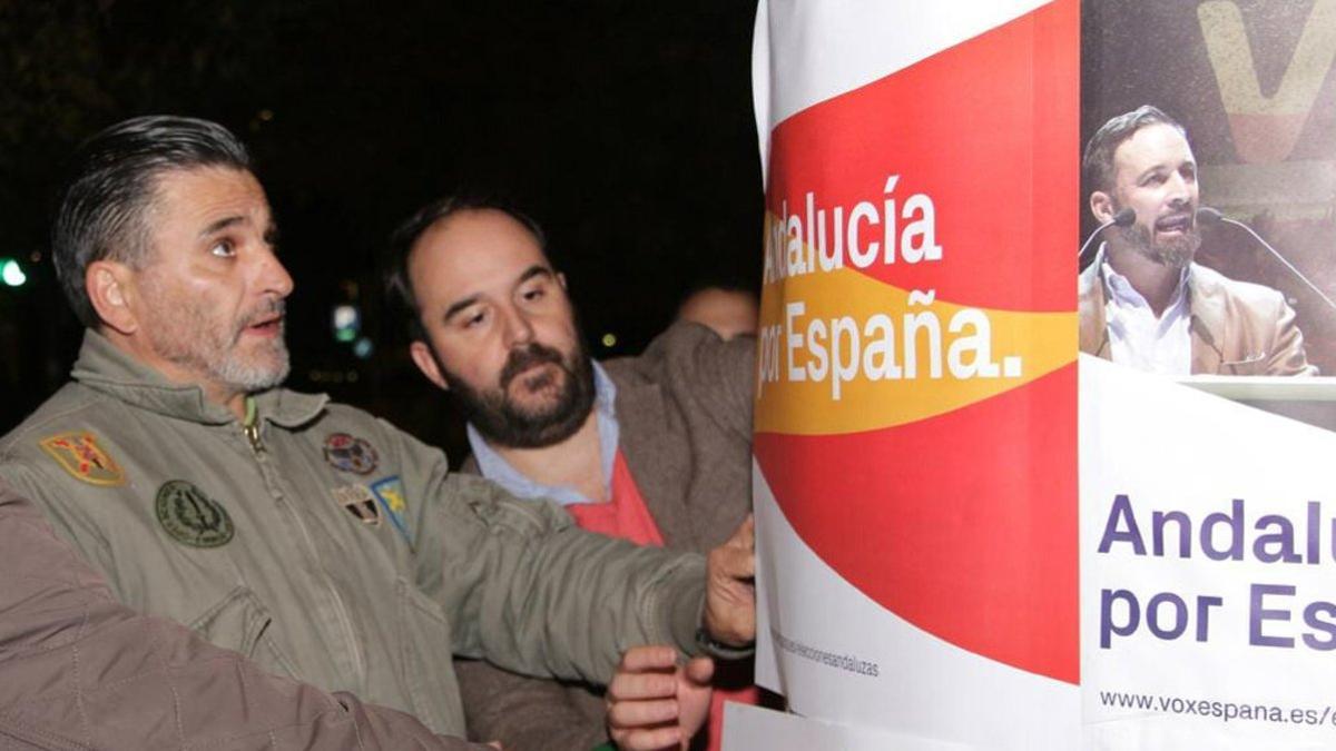 José María Tejero Muñoz-Torrero, a la izquierda, colocando un cartel de VOX