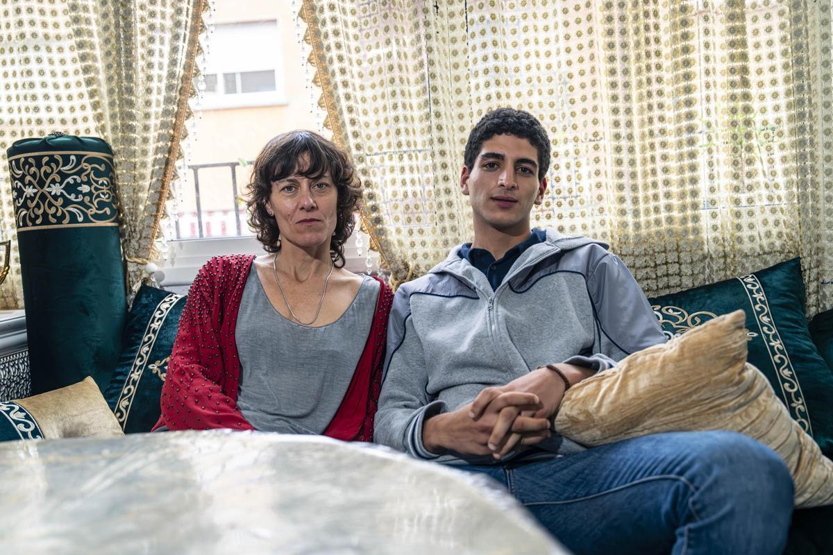 Anna Alarcón y Younes Tisguiti, en el salón de un piso de Cornellà donde el viernes pasado se rodaba 'L'escletxa'