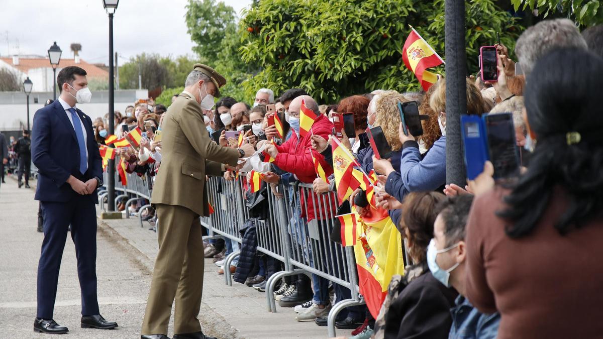 El Rey firma autógrafos en Valencia de Alcántara