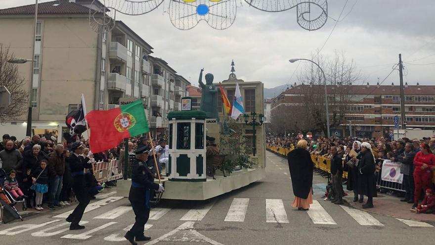 Una de las comparsas que participaron ayer en el Carnaval, ayer en el desfile.