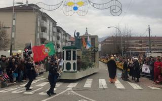 El desfile de Carnaval desborda las calles de Tui