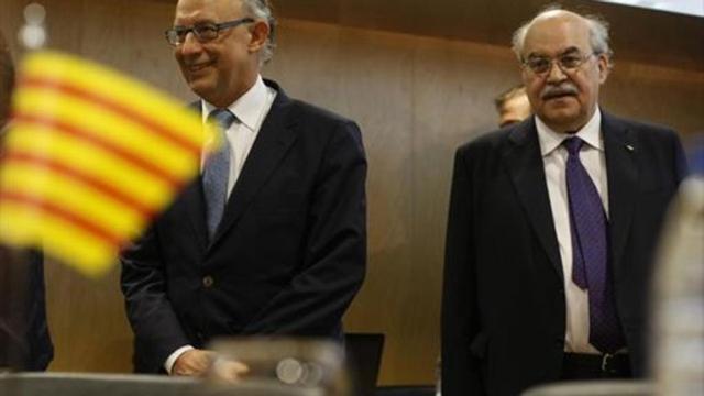 El ministro de Hacienda, Cristobal Montoro, (izquierda) en una reunión con el 'conseller' de Economia, Andreu Mas-Colell en julio del 2014.