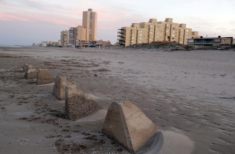 Las pirámides desenterradas por los temporales en la playa de El Perellonet.