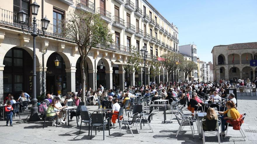 Terrazas de la Plaza Mayor de Zamora el Domingo de Ramos.