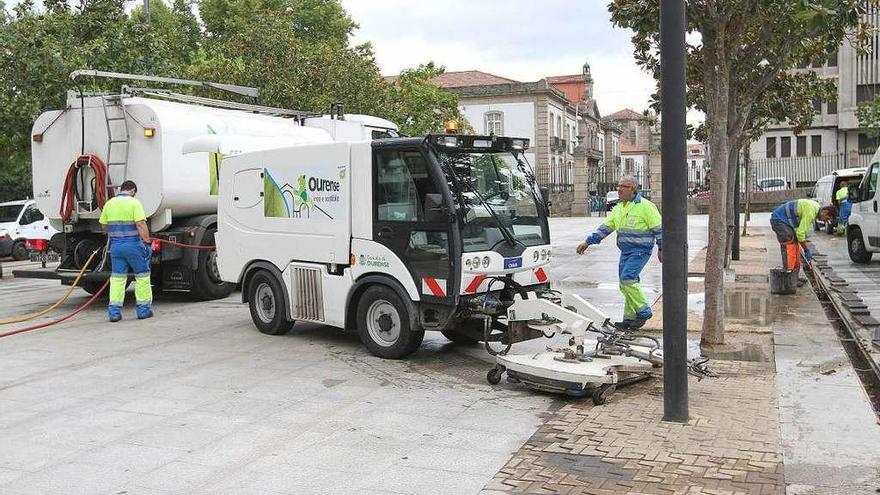 Operarios de la concesionaria del servicio de Limpieza, en un parque de la ciudad. // Iñaki Osorio