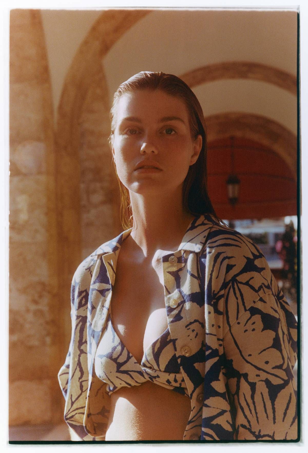 Top de bikini y camisa con el mismo estampado de la colección Mediterranean Summer de Oysho