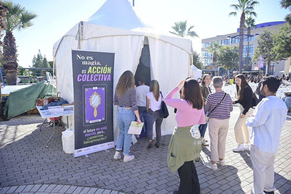La jaima instalada por la Coordinadora Valenciana de ONGD en la Universitat Jaume I.