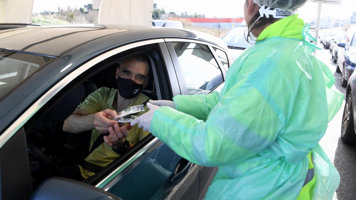 Una sanitaria informa a un ciudadano en un cribado.