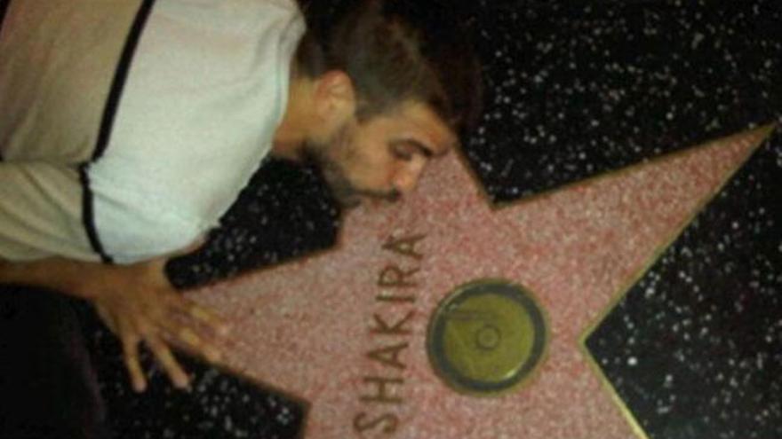 Piqué besa la estrella de Shakira.