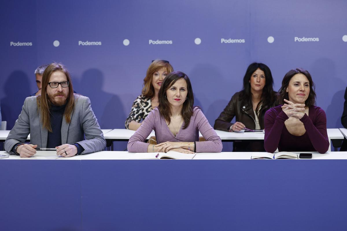 La líder de Podemos, Ione Belarra (c), junto al secretario de Organización Estatal y portavoz, Pablo Fernández (2i); la secretaria Política, Irene Montero (d).