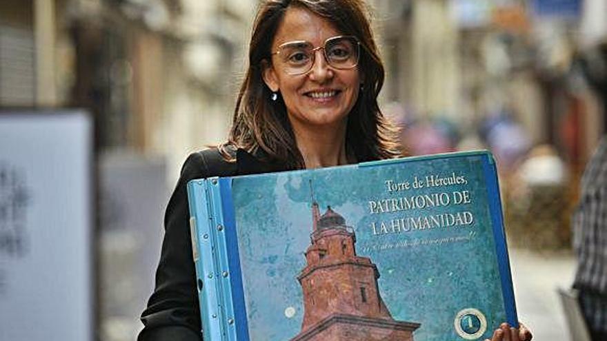 Carolina Pardo posa con un libro de firmas de 2008 para que la Torre fuese declarada Patrimonio de la Humanidad.