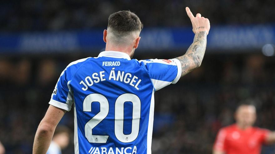José Ángel limpia la salida de balón del Deportivo
