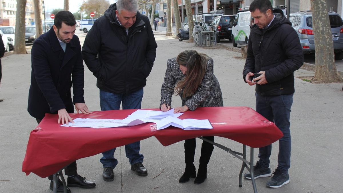 El momento de la firma del acta de replanteo que supone el inicio de las obras.