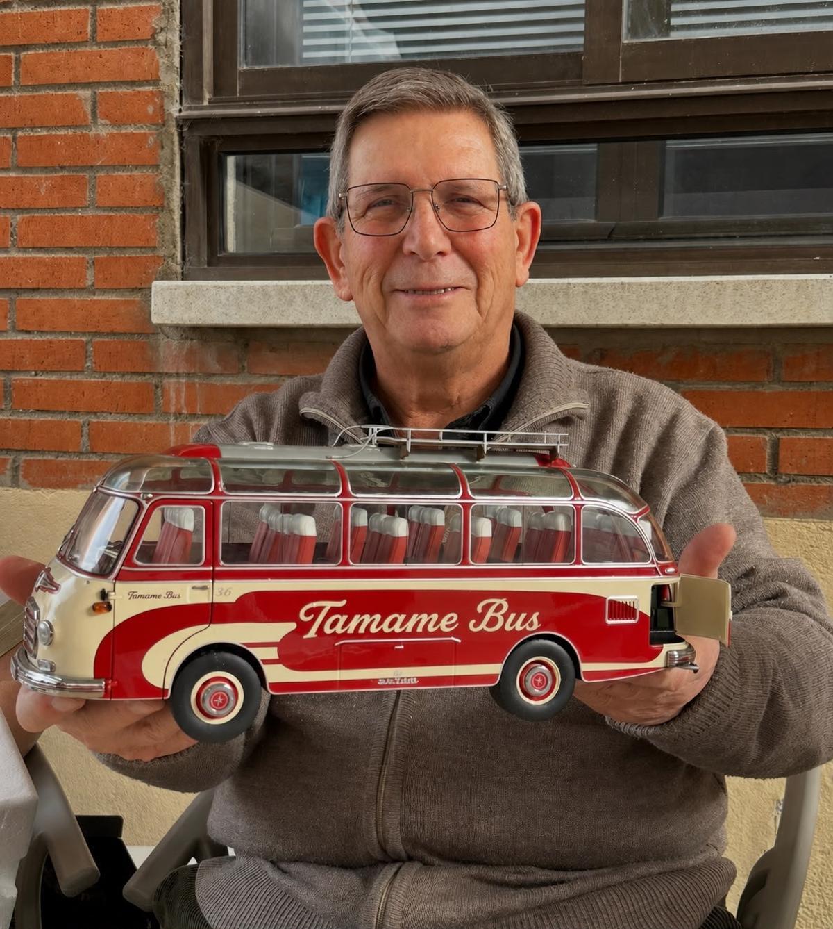 Andrés Tamame, con una reproducción de un antiguo autobús