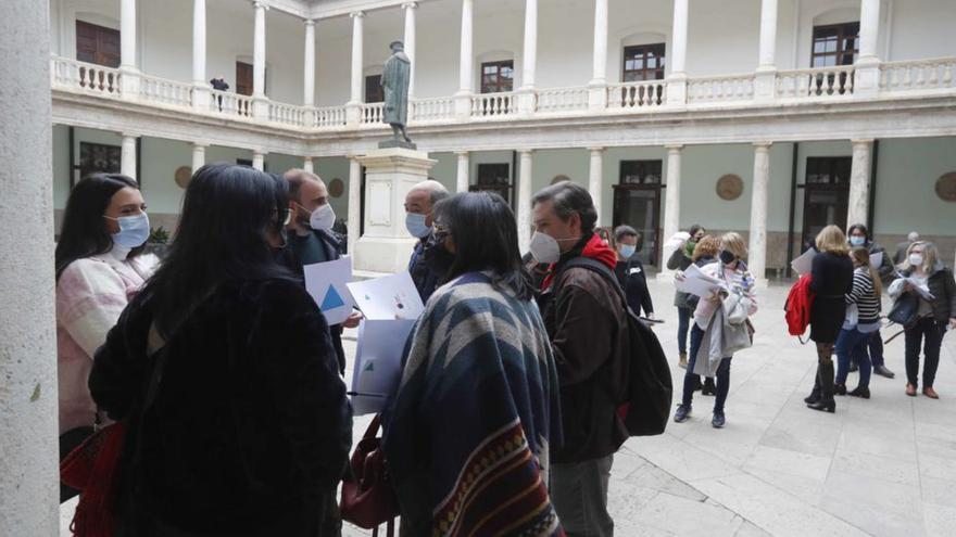 Participants en una activitat cultural a la Nau de la UV. | L-EMV