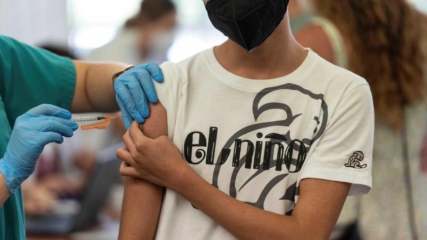 Un adolescente se vacuna contra la Covid.