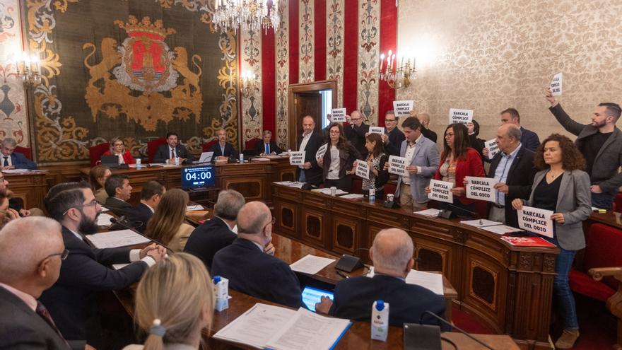 Doble protesta contra Barcala en el pleno de Alicante. De la izquierda por no frenar a Vox y de los funcionarios