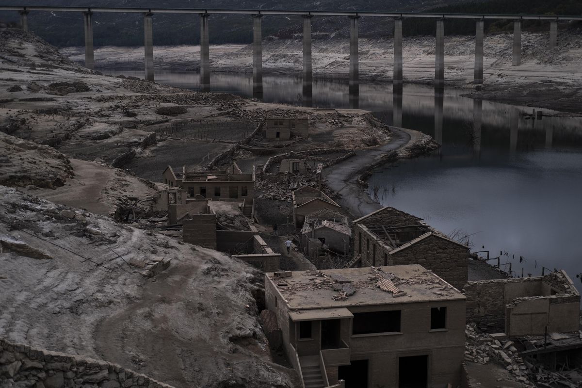 Así se ve Aceredo tras la bajada histórica del embalse de Lindoso. // BRAIS LORENZO