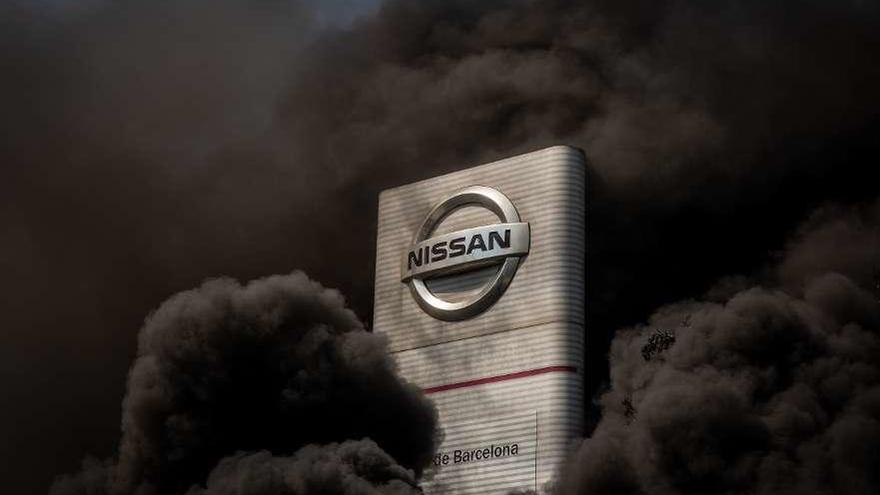 Entrada a la planta de Nissan en Barcelona, cubierta de humo por la quema de neumáticos ayer.