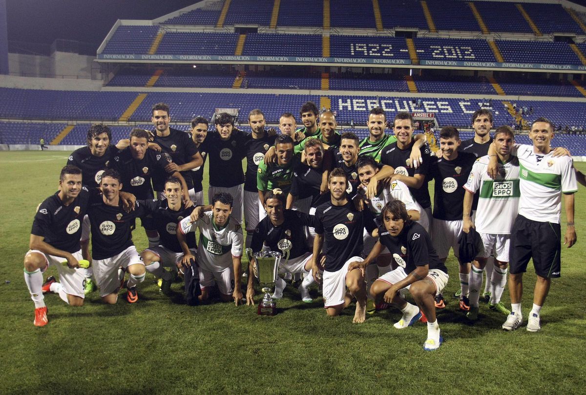 Los jugadores del Elche posan en el Rico Pérez con el Trofeo Ciudad de Alicante.