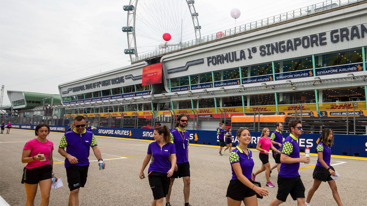 Las pilotos de las W Series, durante el track walk en el circuito urbano de Singapur