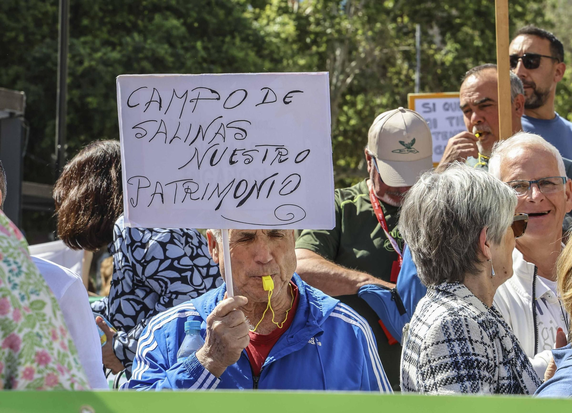 San Miguel de Salinas lleva el rechazo a la planta solar de la desaladora de Torrevieja al centro de Alicante