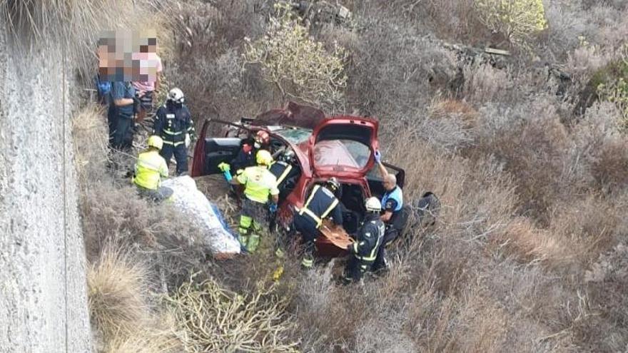 Rescate del conductor que se precipitó en Icod