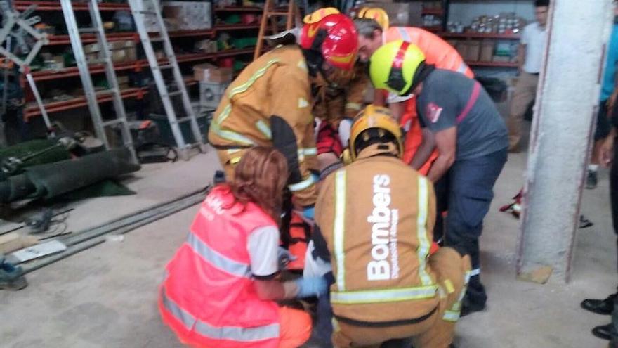 Un cargamento de cristales de 1.200 kilos de peso cae sobre un trabajador en Pedreguer