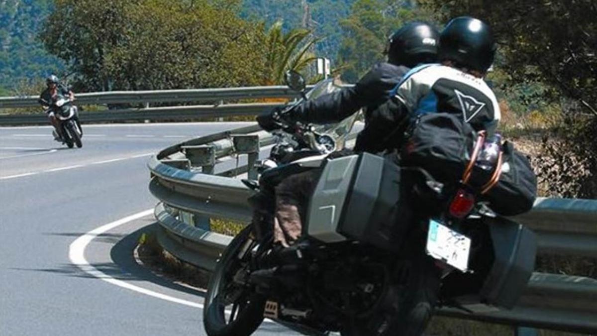 Un motorista circulando por una carretera en una imagen de archivo.