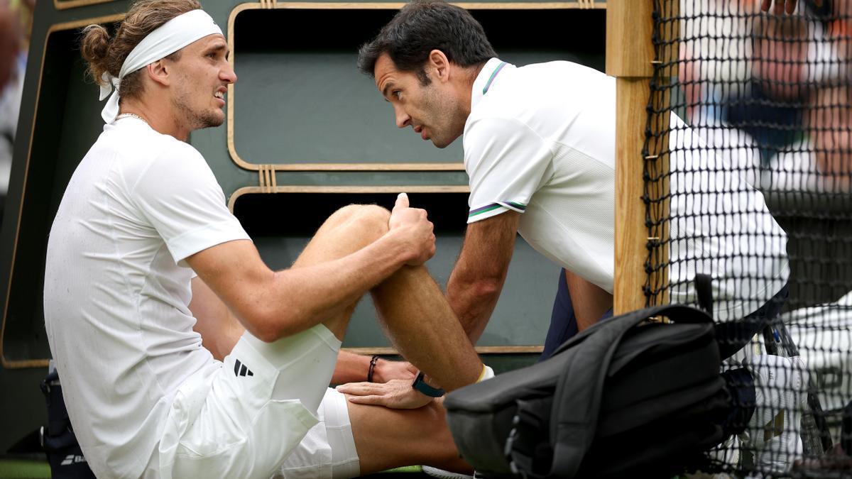 Alexander Zverev es atendido por el médico en pleno partido de tercera ronda en Wimbledon.
