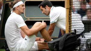 Alexander Zverev es atendido por el médico en pleno partido de tercera ronda en Wimbledon.