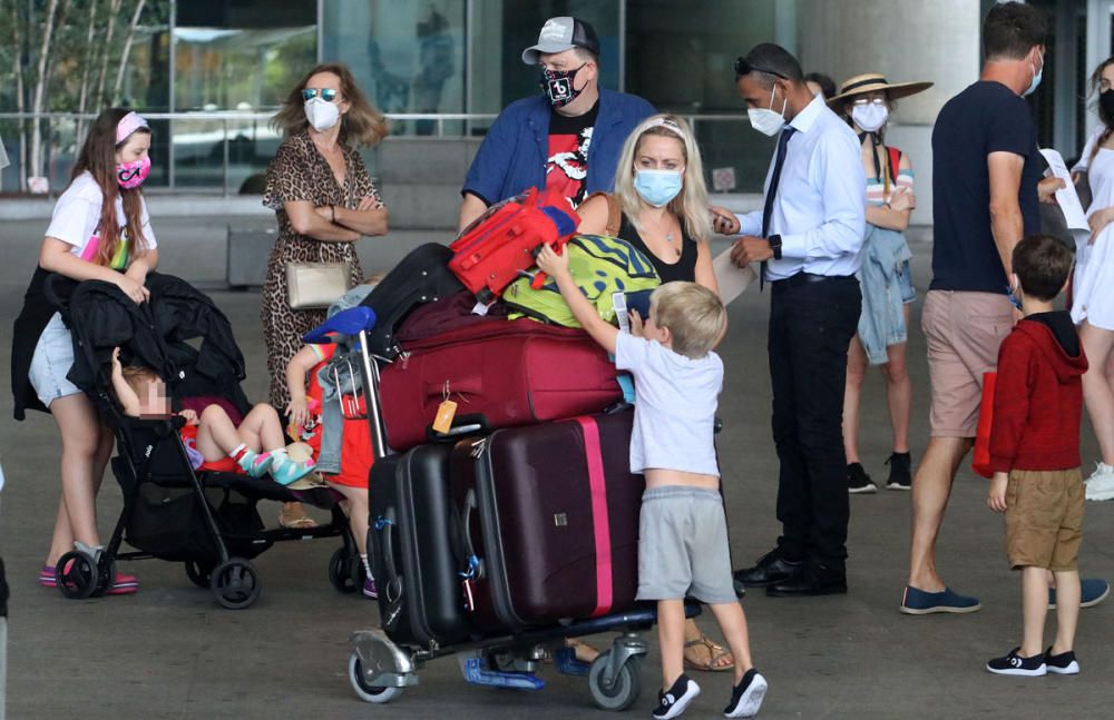 Turistas llegando al aeropuerto de Málaga