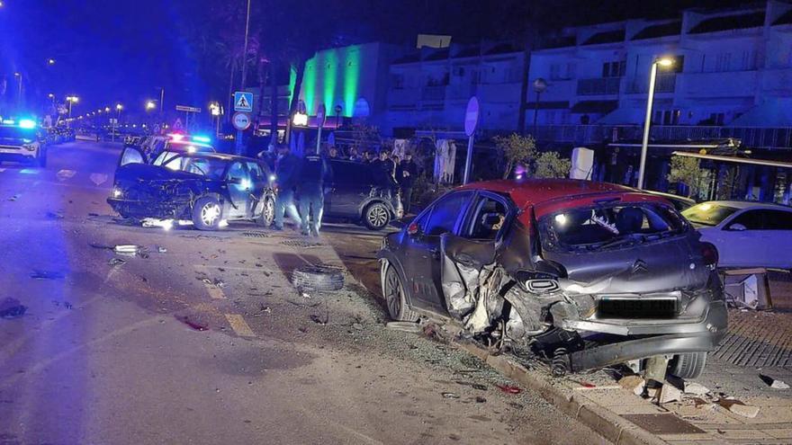 El accidente provocó el destrozo de tres vehículo.