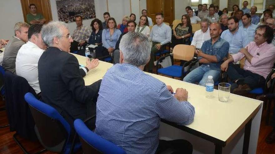 Reunión entre los conselleiros y los alcaldes. // Rafa Vázquez