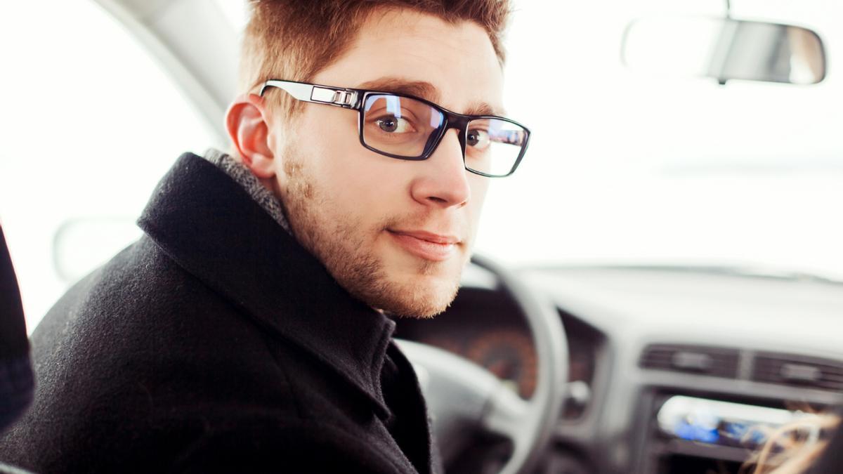 Importante aviso de la DGT para todos los conductores con gafas o lentillas