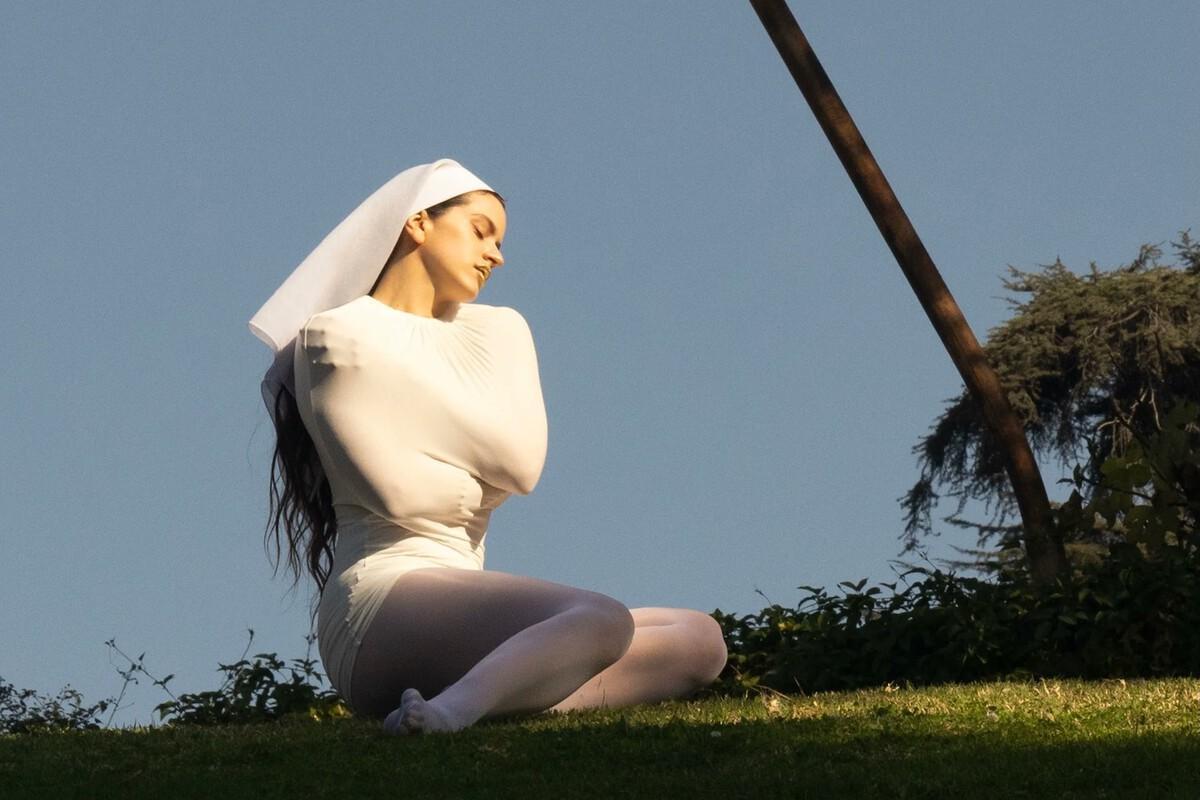 Rosalia, en la portada de su disco Lux.