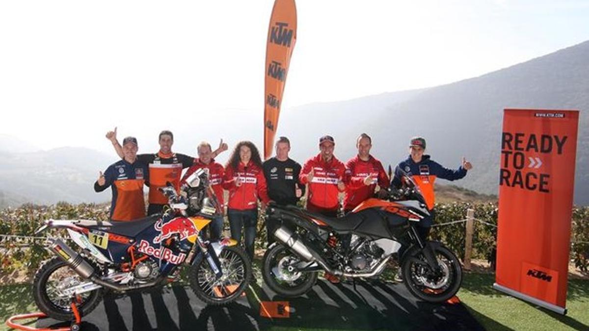 De izquierda a derecha, Viladoms, Monleón, Oliveras, Romero, Martí, Cervantes, Farrés y Sanz, pilotos KTM en el Dakar