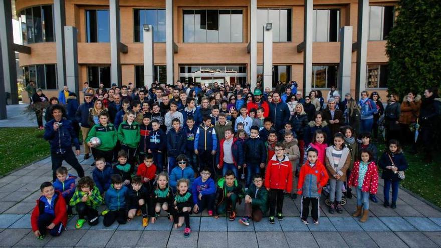 Jugadores y familiares del Hispano, ayer, delante del Ayuntamiento.