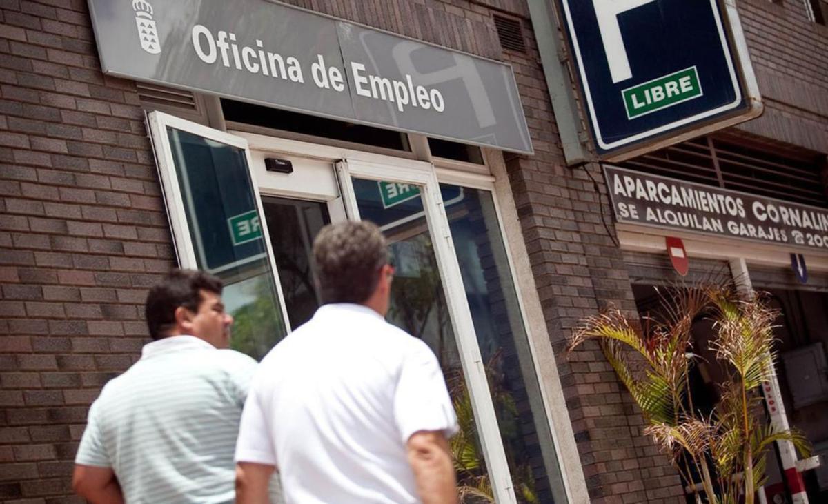 Dos hombres, ante una oficina de empleo de Santa Cruz de Tenerife. | EL DÍA